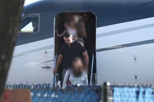 Flávio Bolsonaro e familiares chegando aos EUA