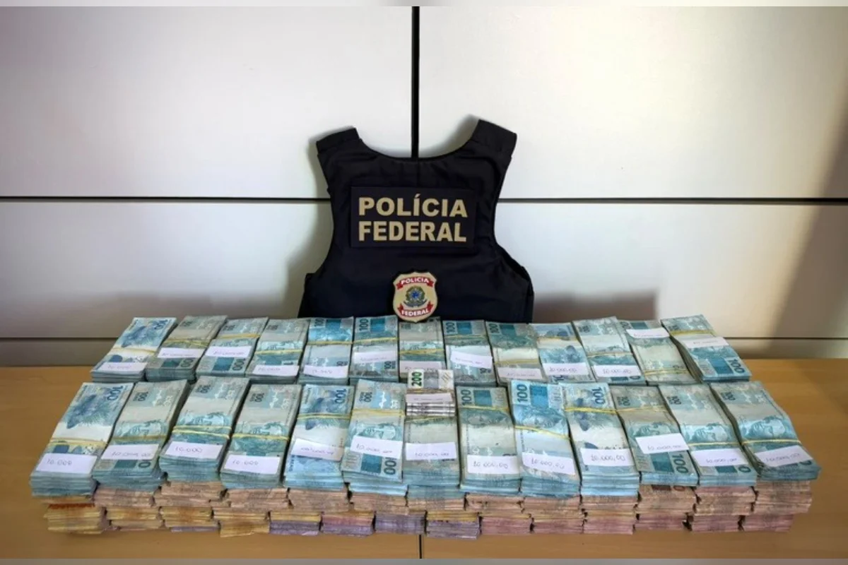 Imagem de PF encontra R$ 815 mil dentro de carro estacionado e suspeita que dinheiro seja do tráfico de drogas