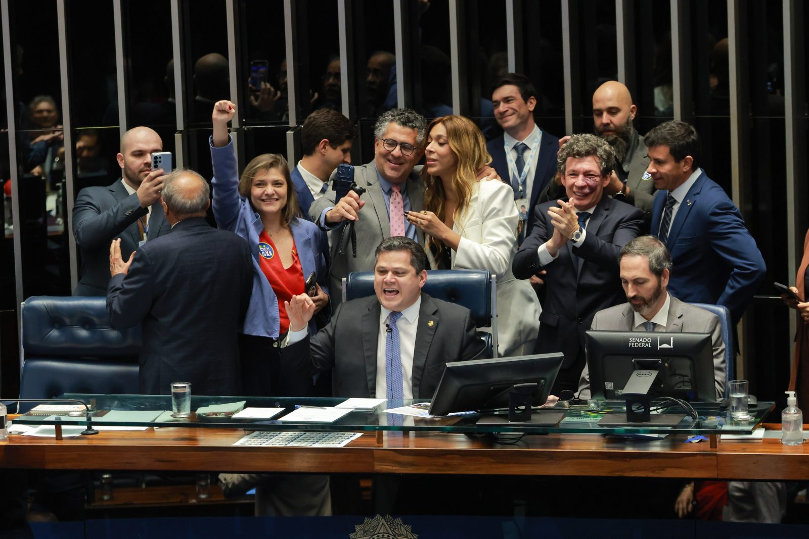 Senado aprova a PEC do fim da escala 6x1