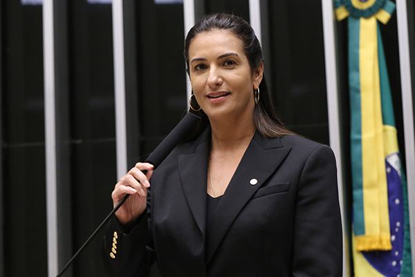 Imagem de Roberta Roma passa por novo cateterismo após diagnóstico de doença coronariana; deputada está estável