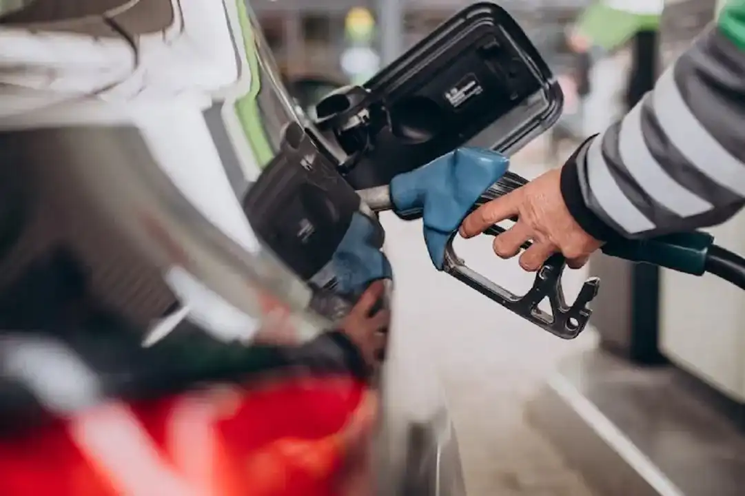 Imagem de Gasolina e diesel ficam mais caros na Bahia após novo reajuste da Acelen