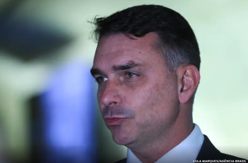 Imagem de Flávio Bolsonaro aciona TCU e pede auditoria no INSS para apurar possível favorecimento a Lulinha