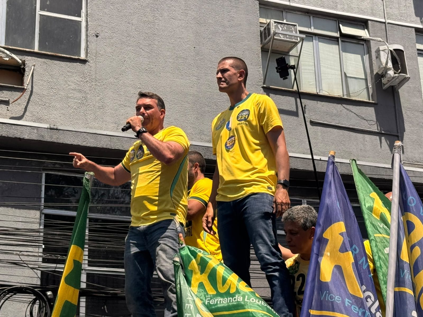Flávio Bolsonaro e Douglas Ruas em campanha no RJ.