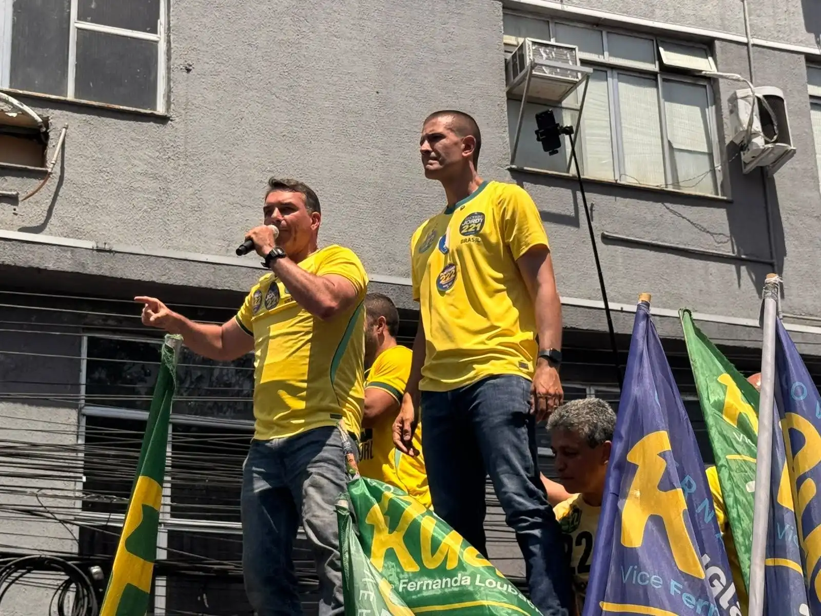 Imagem de Após governo proibir bets, Flavio Bolsonaro diz que Lula é ‘pai do tigrinho’ e que está desesperado