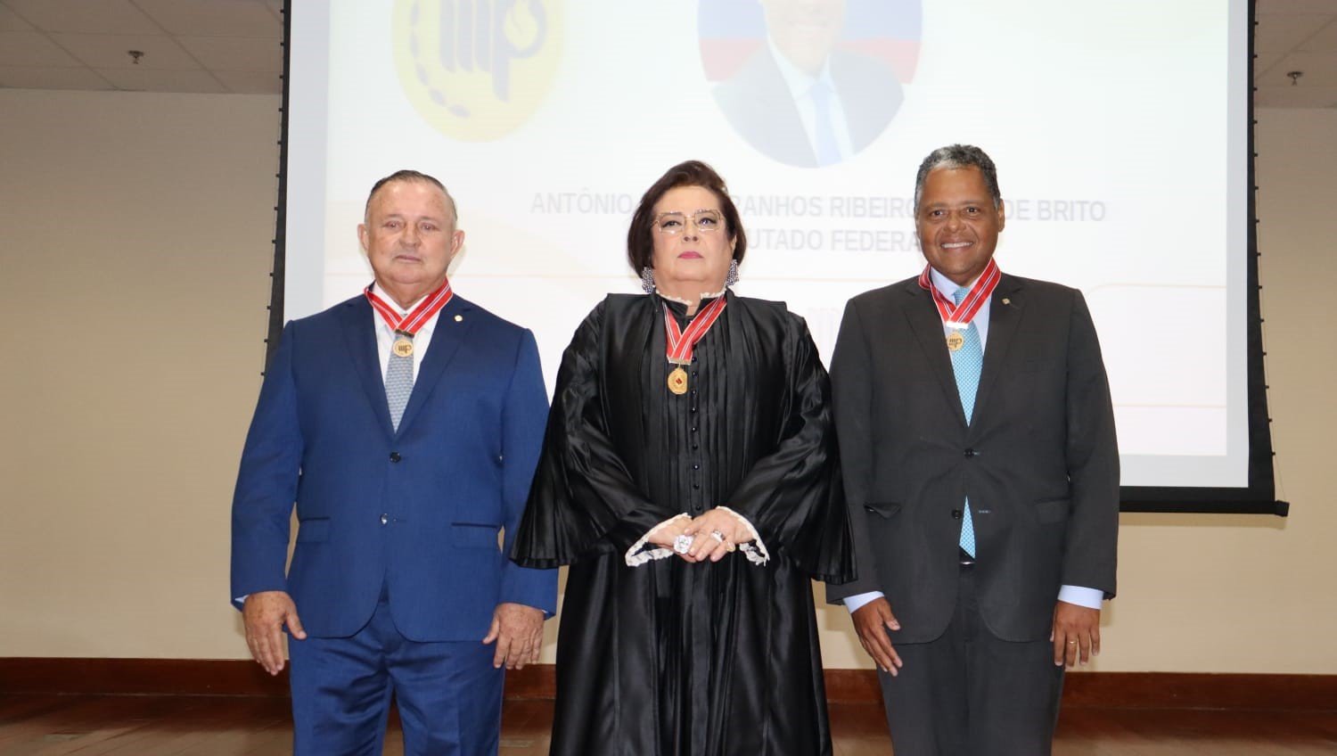 Imagem de Adolfo Menezes e Antonio Brito recebem Medalha do Mérito do MP-BA