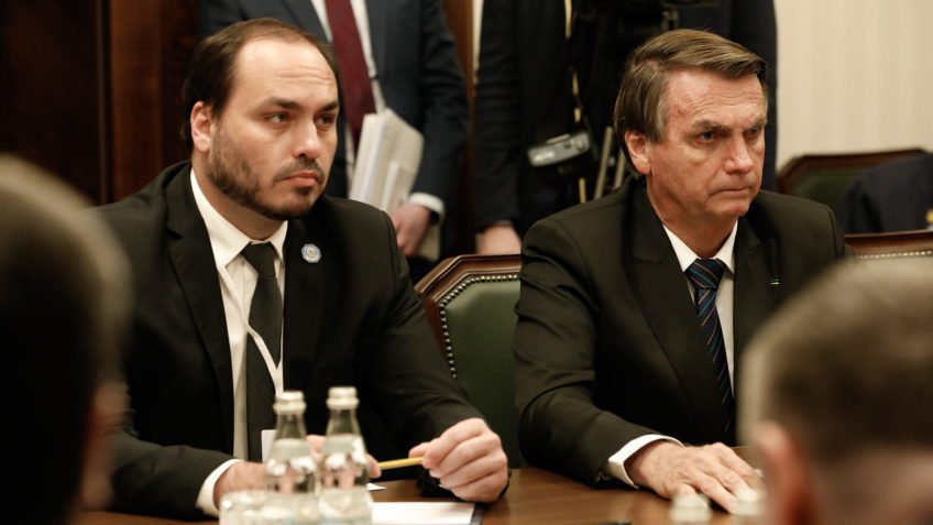 Imagem de Carlos Bolsonaro desabafa e anuncia que deixará de comandar as redes sociais do pai