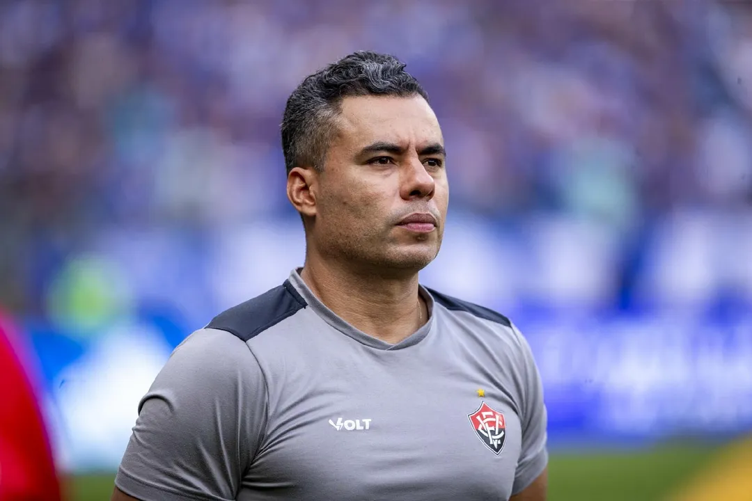 Imagem de Jair Ventura recebe homenagem de torcedores após completar um ano no comando do Vitória