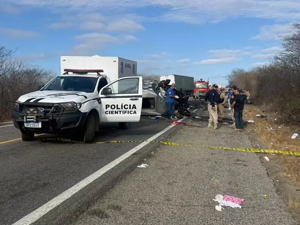 Imagem de Batida entre van e caminhonete deixa seis mortos e 15 feridos na Paraíba