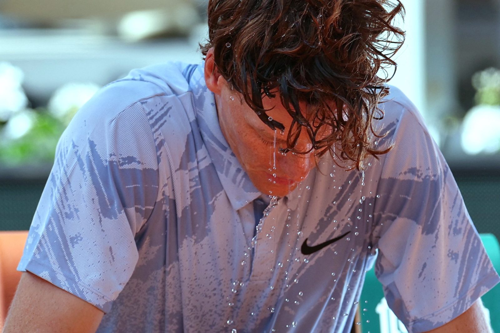 Jannick Sinner passou mal pelo calor durante jogo de Roland Garros.