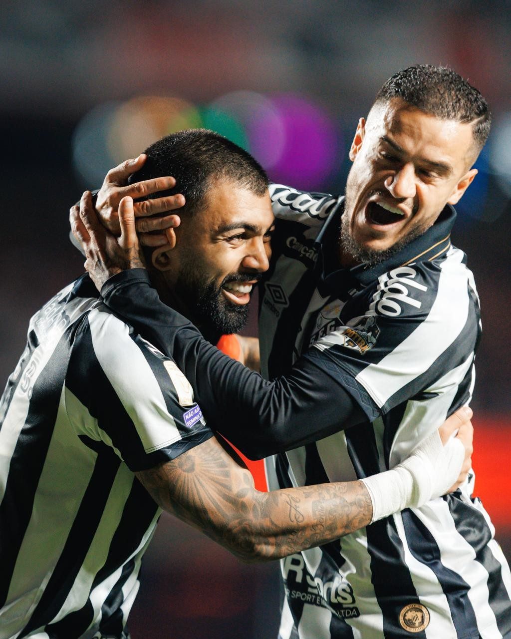 Jogadores do Santos comemoram gol em clássico contra São Paulo.