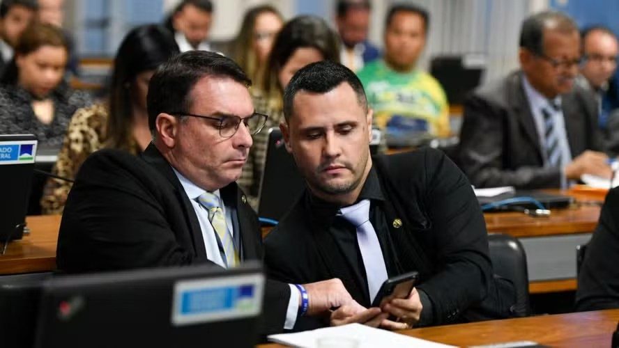 Senadores Flavio Bolsonaro e Cleitinho