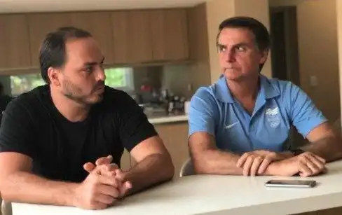 Imagem de Carlos Bolsonaro relata encontro com o pai após fuga do irmão para os EUA e diz ter pedido desculpas
