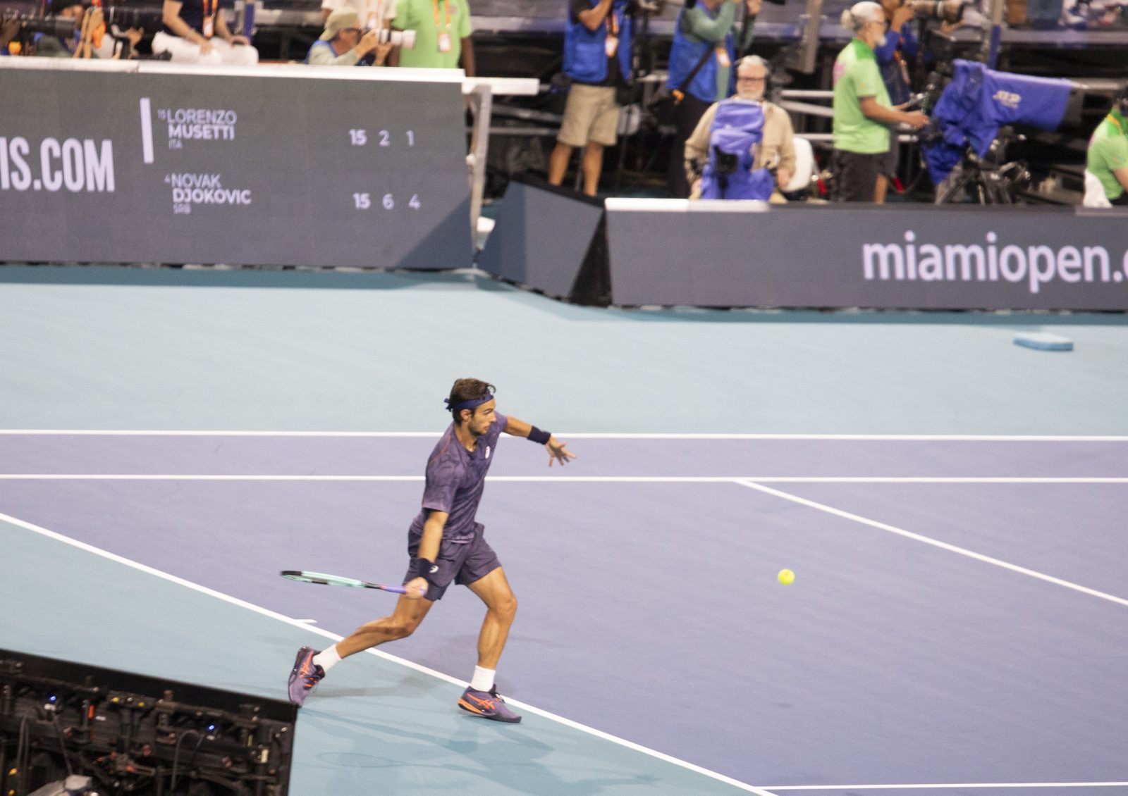 Lorenzo Musetti em jogo do Miami Open.