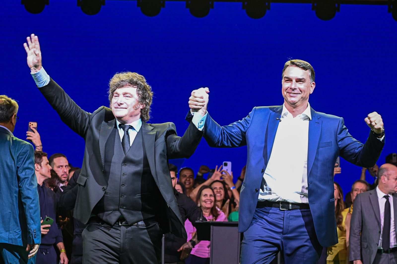 O presidente da Argentina, Javier Milei, e o senador Flávio Bolsonaro durante convenção do PL