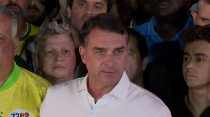 Flávio Bolsonaro discursa após eleição