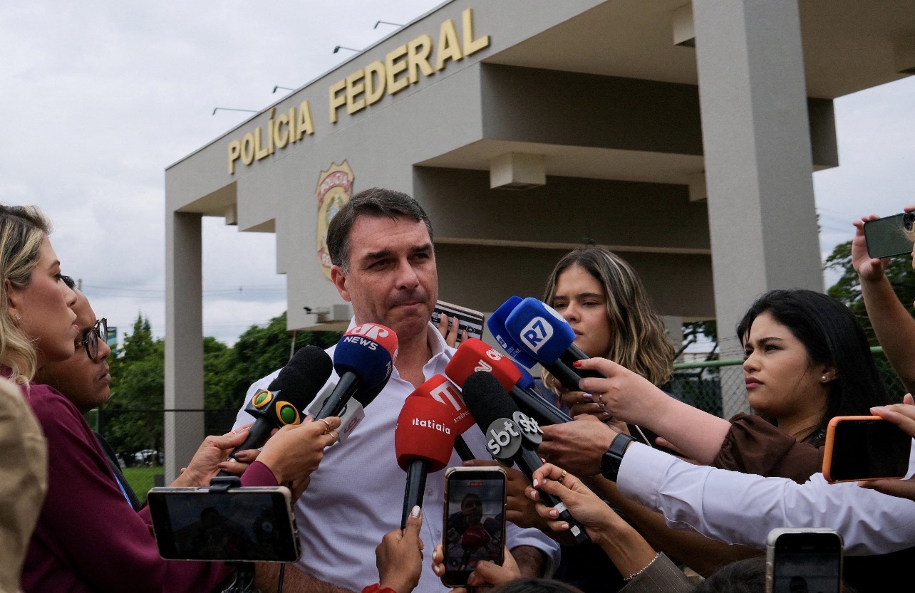 Imagem de Moraes determina entrega de passaportes de Flávio Bolsonaro e proíbe senador de deixar o Brasil