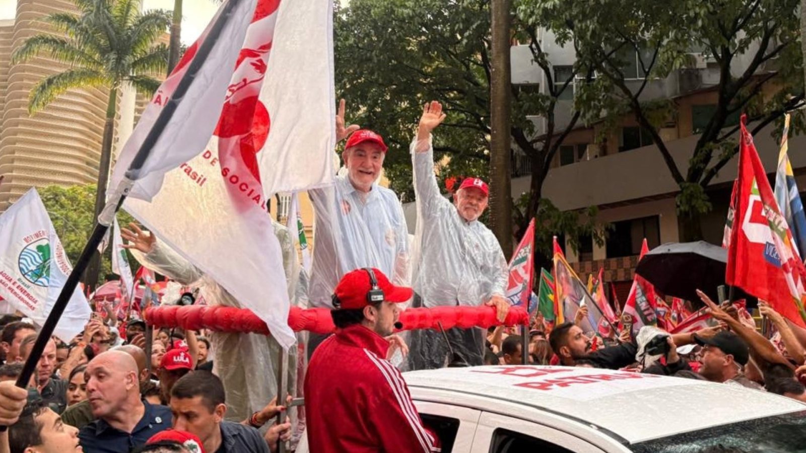 Presidente Lula (PT) ao lado de Patrus Ananias em caminhada em Belo Horizonte