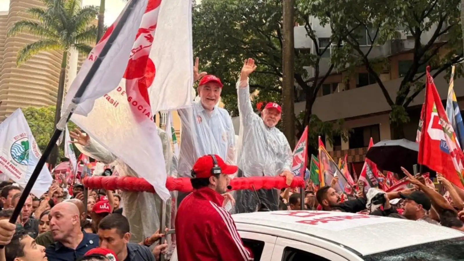 Imagem de 'Vamos devagar para estarem inteiros e acabar a eleição no 1° turno', diz Lula em caminhada em BH
