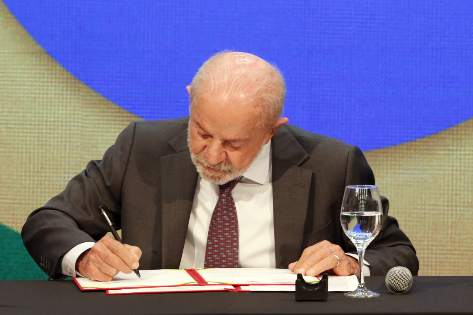 Presidente Lula assina MP que veta apostas online
