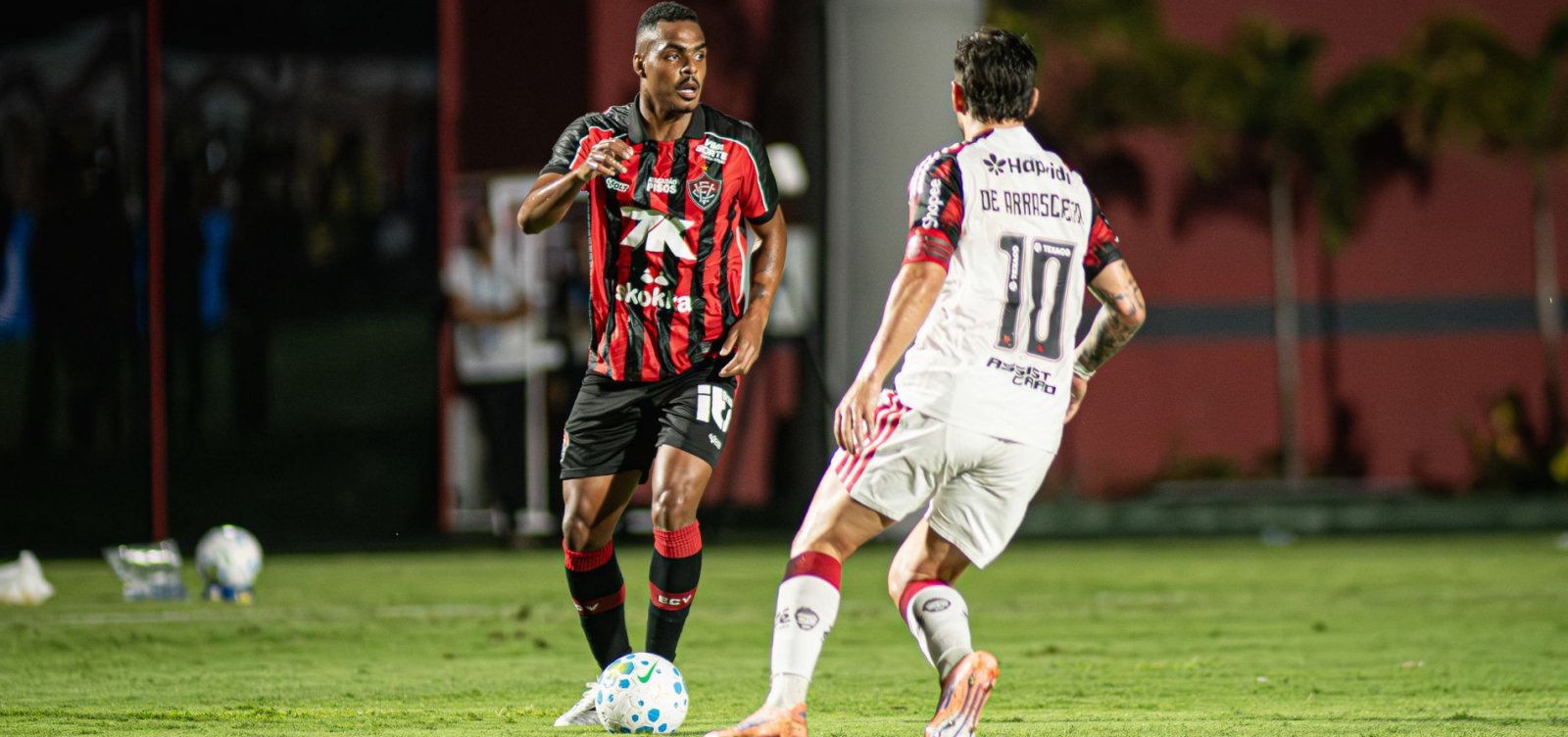 Imagem de Vitória desperdiça pênalti e é derrotado pela eficiência do Flamengo no Barradão
