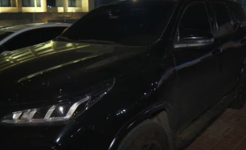 Imagem de Carro blindado que pode ter sido usado pelo deputado Binho Galinha durante fuga é apreendido em Feira de Santana