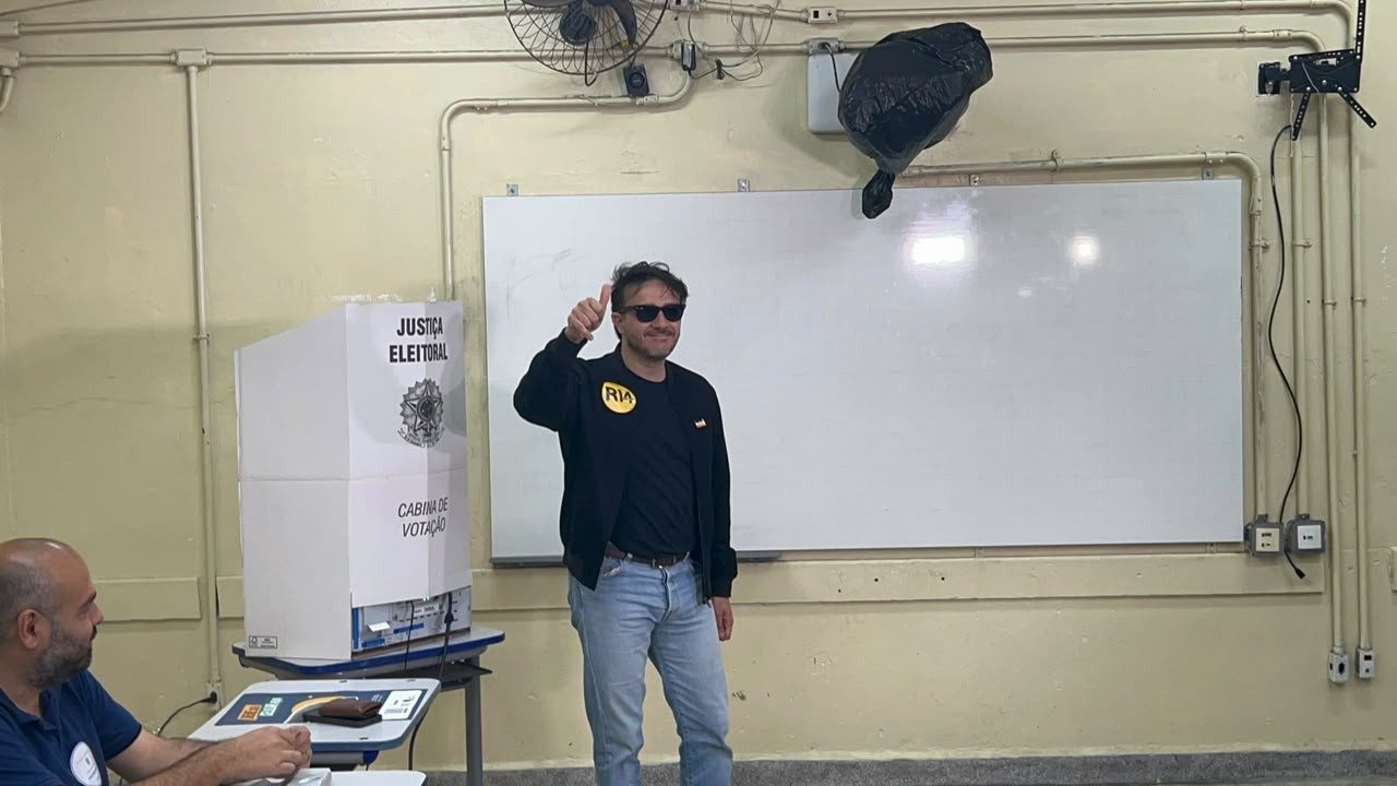 Candidato do Missão, Renan Santos vota na Zona Sul de São Paulo