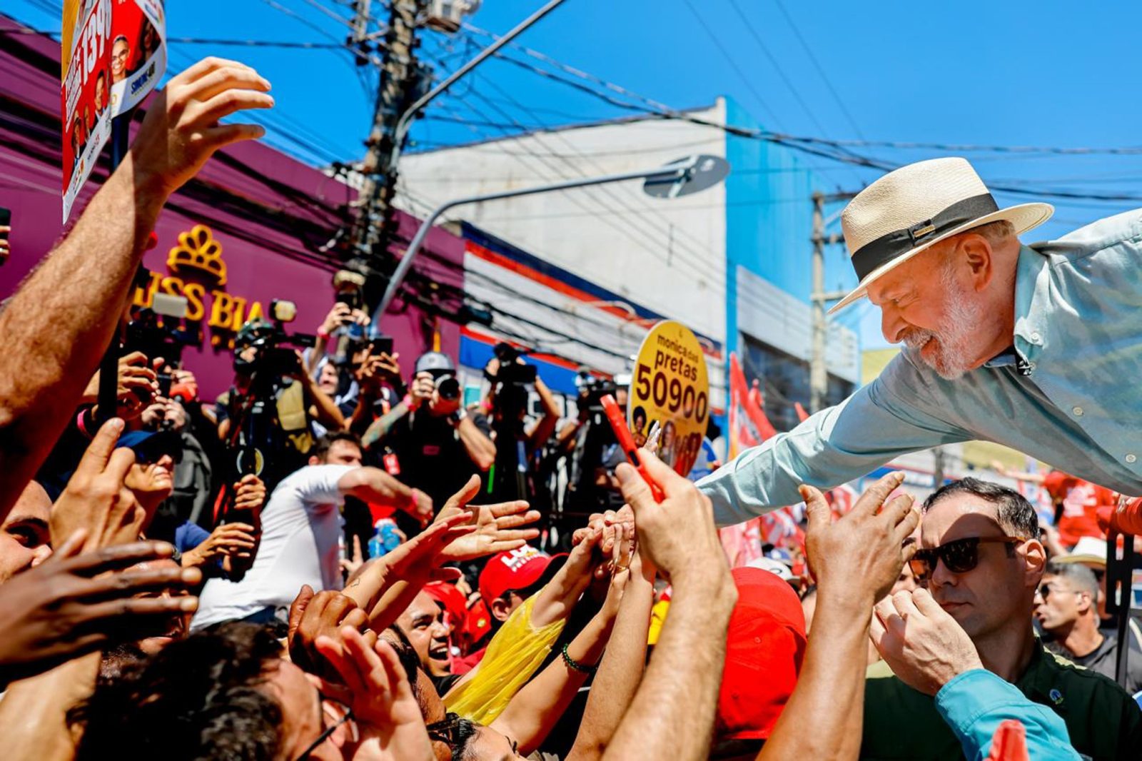 Presidente Lula durante caminhada de campanha em São Paulo