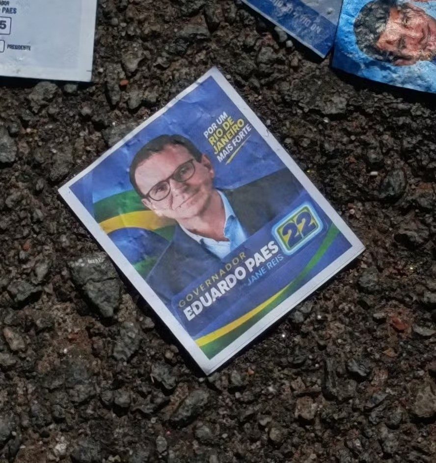 Santinho falso com a foto de Eduardo Paes e número de Douglas Ruas.