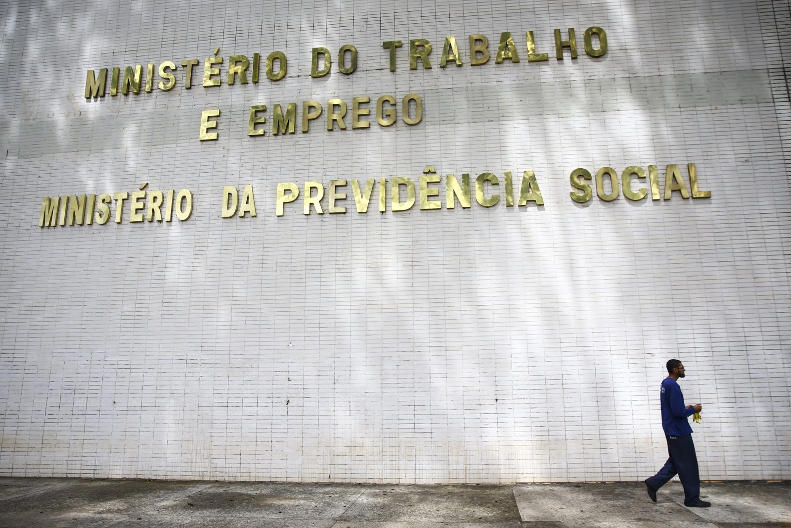 Fachada do ministério do Trabalho e Emprego e do ministério da Previdência Social