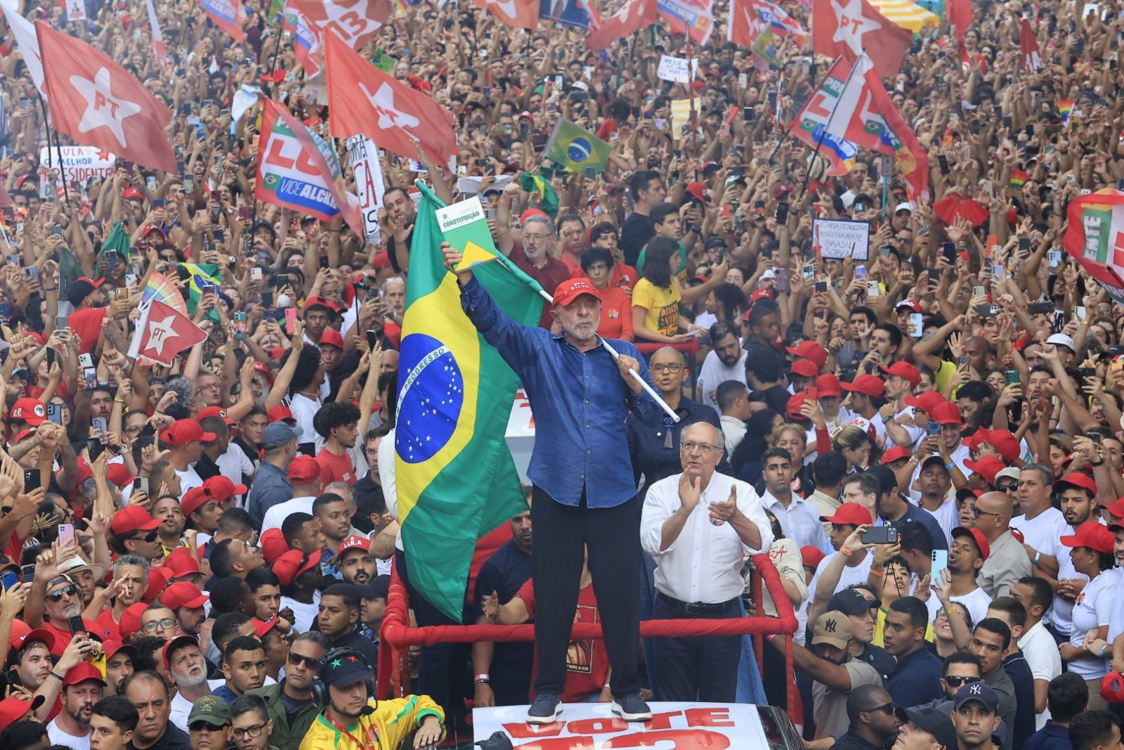 Presidente Lula encerra campanha com caminhada na Avenida Paulista