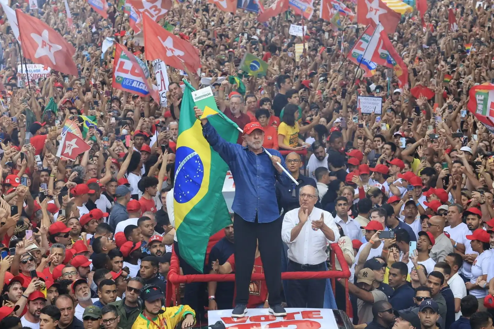 Imagem de Lula vence Flávio Bolsonaro no segundo turno e é reeleito presidente do Brasil