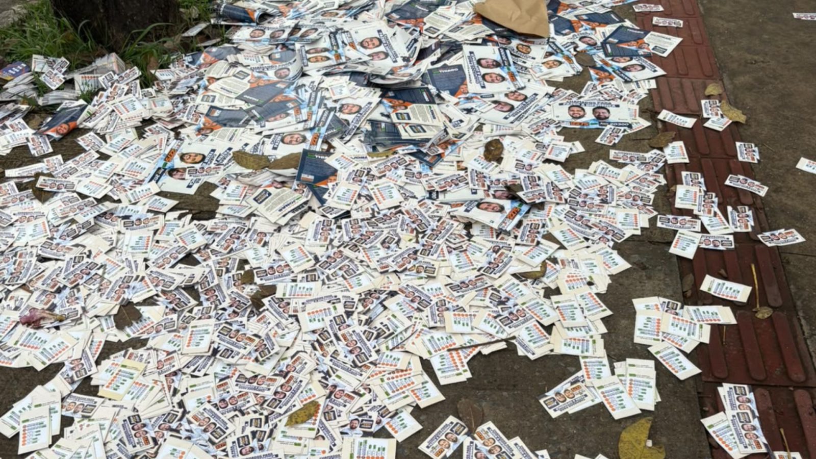 Belo Horizonte amanheceu com vários santinhos na entrada de locais de votação neste domingo (4)