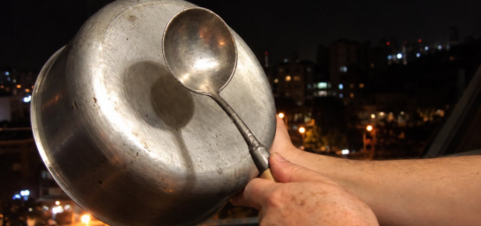 Imagem de Panelaços contra Flávio Bolsonaro são registrados em Salvador e outras capitais durante entrevista à Globo