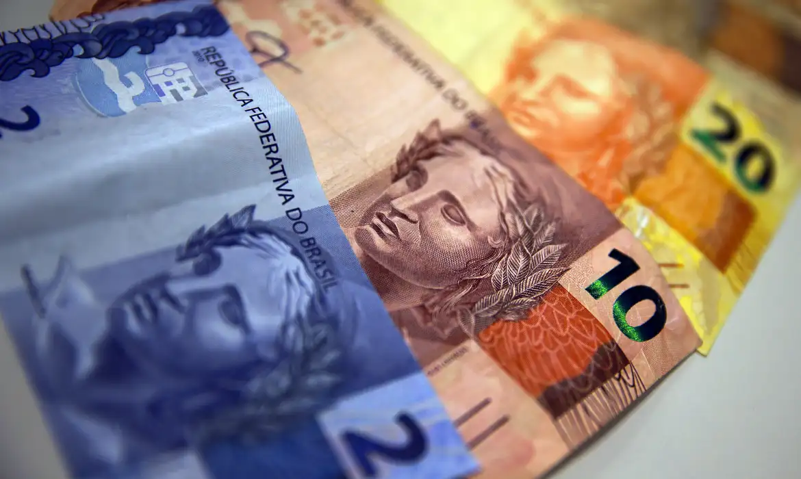 Imagem de Aposentados e pensionistas do INSS começam a receber 13º salário nesta sexta
