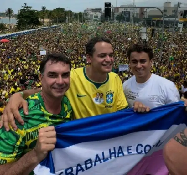 Imagem de Flávio Bolsonaro realiza ato de campanha na Praia de Camburi, em Vitória (ES)
