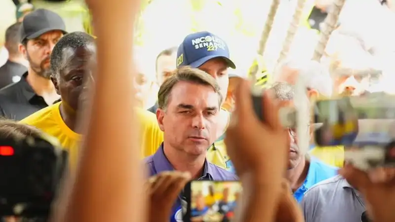 Imagem de Defesa de Flávio Bolsonaro pediu quatro vezes para caso Dark Horse ficar com André Mendonça