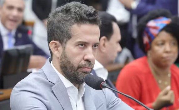 Deputado André Janones