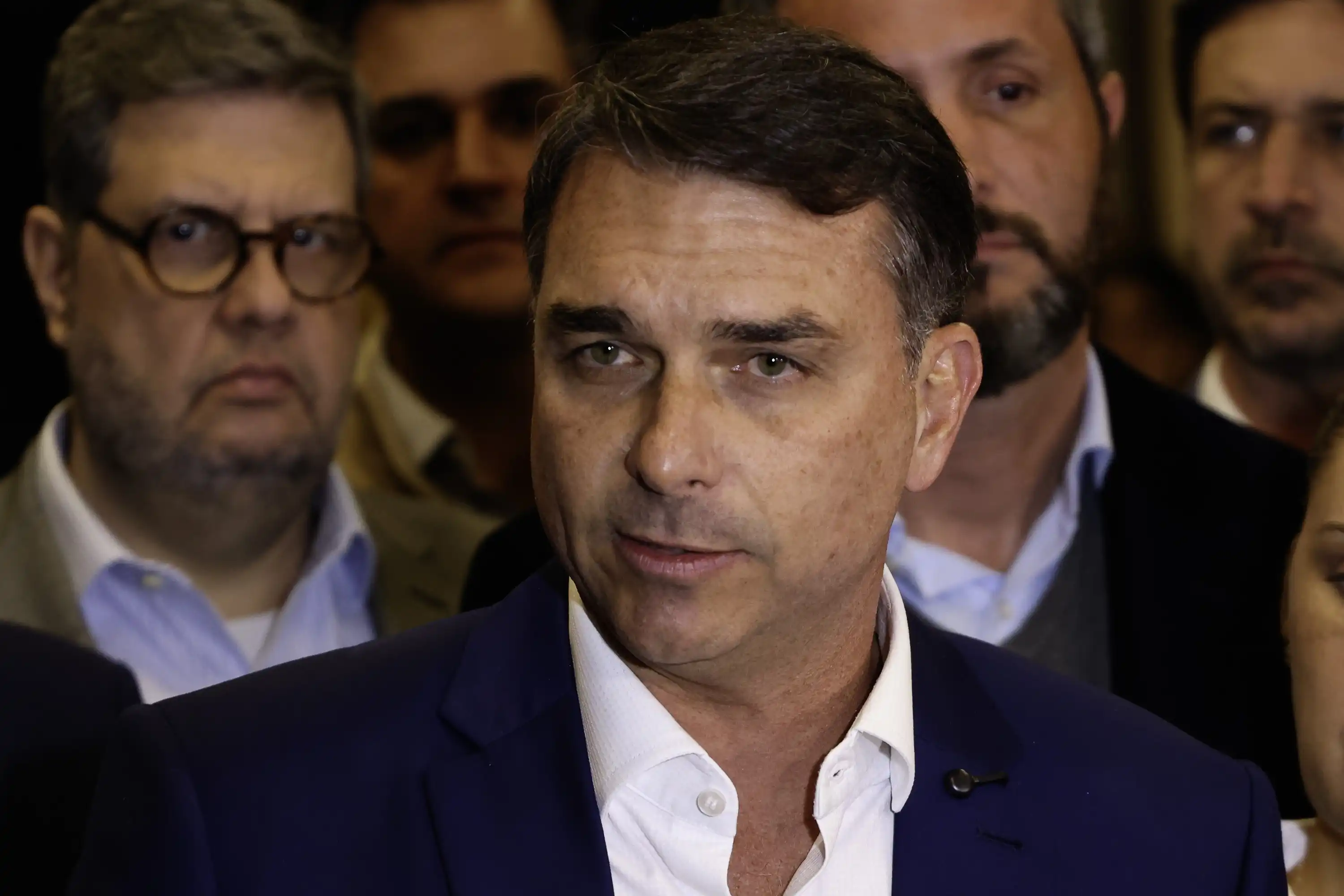 Imagem de Flávio Bolsonaro ironiza a informação de que fez voo em jatinho de Vorcaro