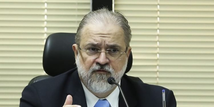 Imagem de Ao defender graça concedida a Daniel Silveira, Aras cita Trump e Bill Clinton