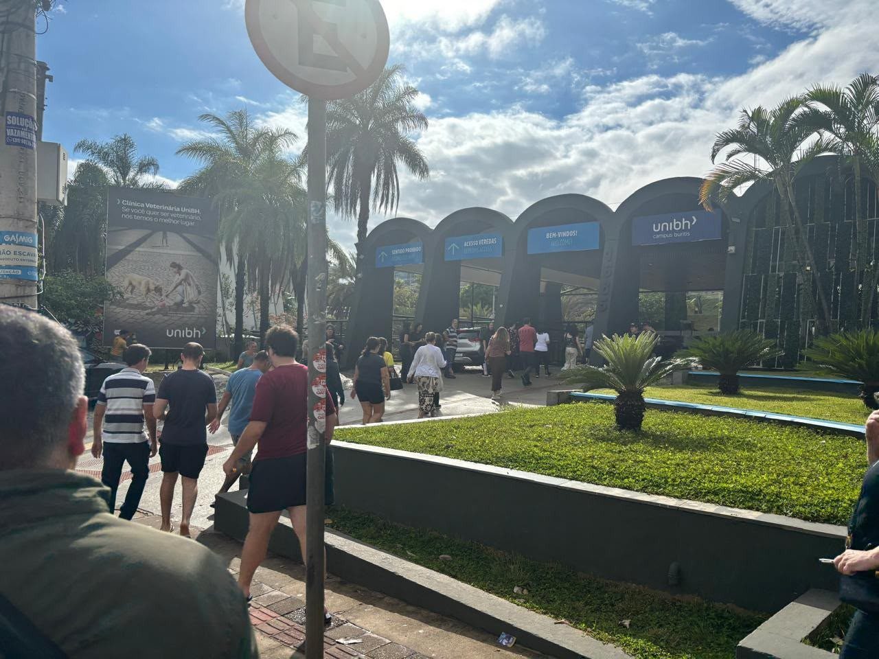 No Centro Universitário UniBH, um dos principais locais de votação na região oeste da capital mineira, eleitores e eleitoras fizeram fila antes da abertura da zona eleitoral.