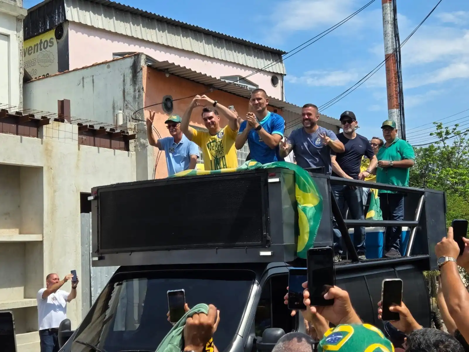 Imagem de Flávio Bolsonaro participa de carreata em São Gonçalo e diz que, se eleito, vai receber a faixa presidencial do pai