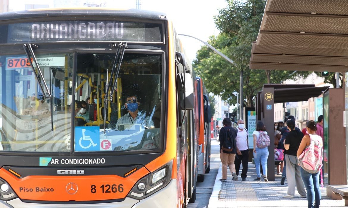Ponto de ônibus na cidade de São Paulo