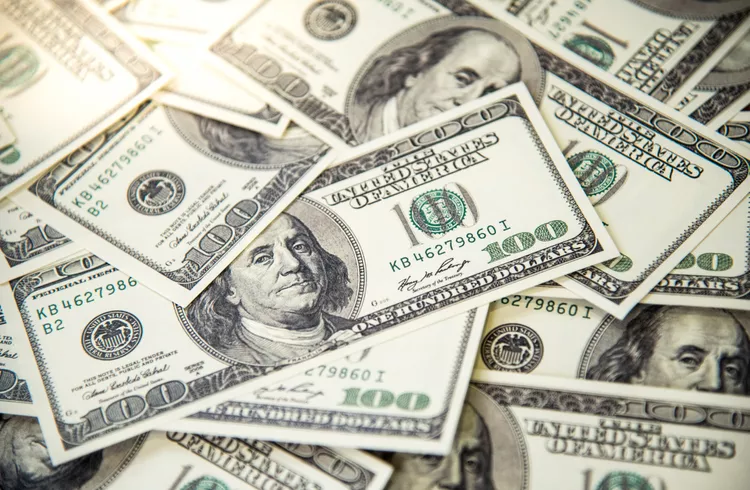 Imagem de Dólar fecha abaixo de R$ 5 e mercado reage à expectativa de trégua no Oriente Médio