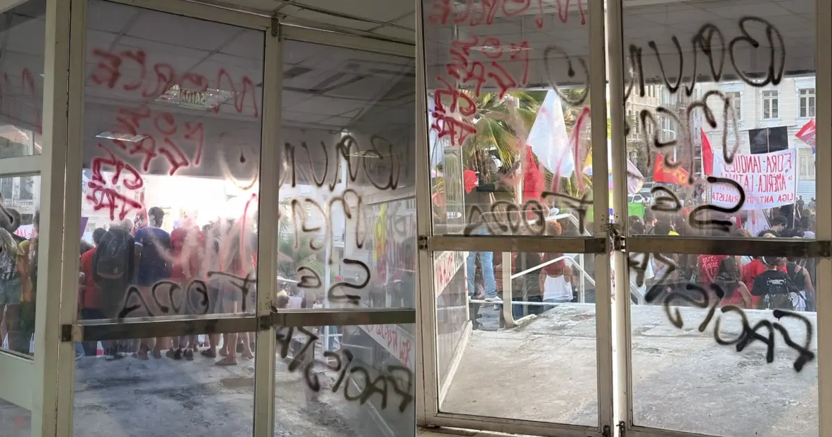 Imagem de Protesto contra Bruno Reis termina em vandalismo e Prefeitura de Salvador suspende expediente após tentativa de invasão