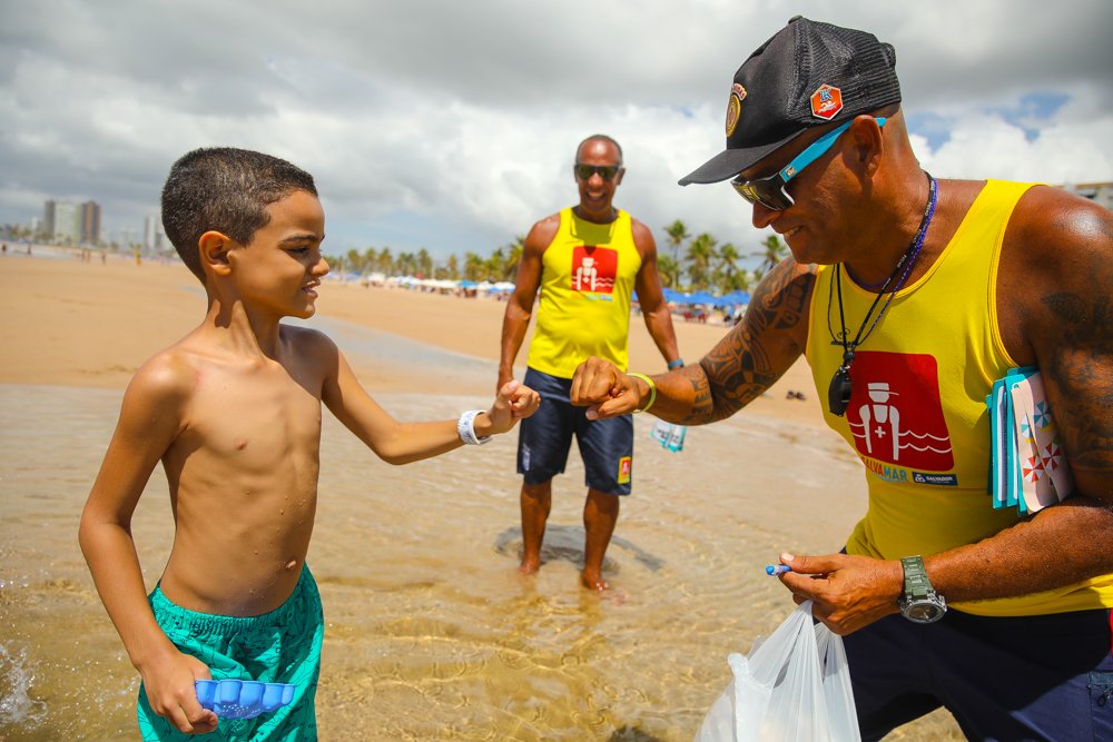 Imagem de Salvamar distribui pulseiras de identificação para crianças no Verão