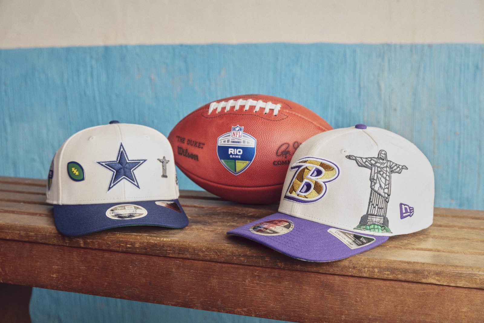 Bonés em homenagem ao Rio das equipes que jogarão partida da NFL no Maracanã.