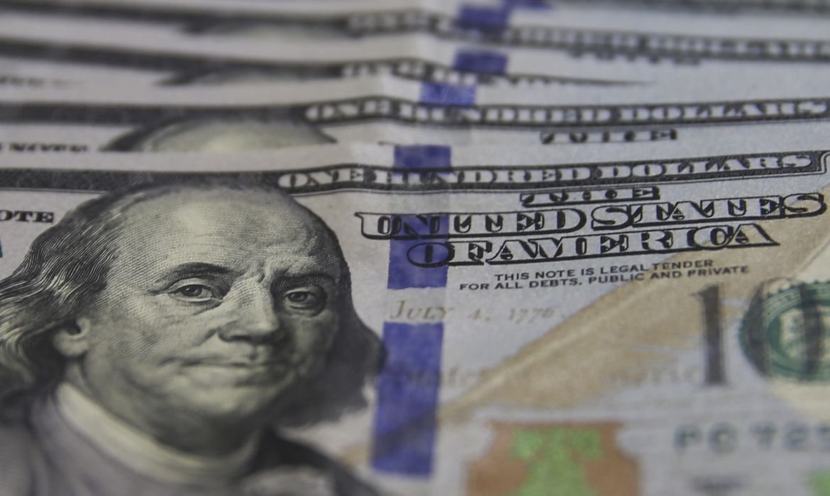 Imagem de Dólar cai para R$ 5,16 na última sessão antes do carnaval