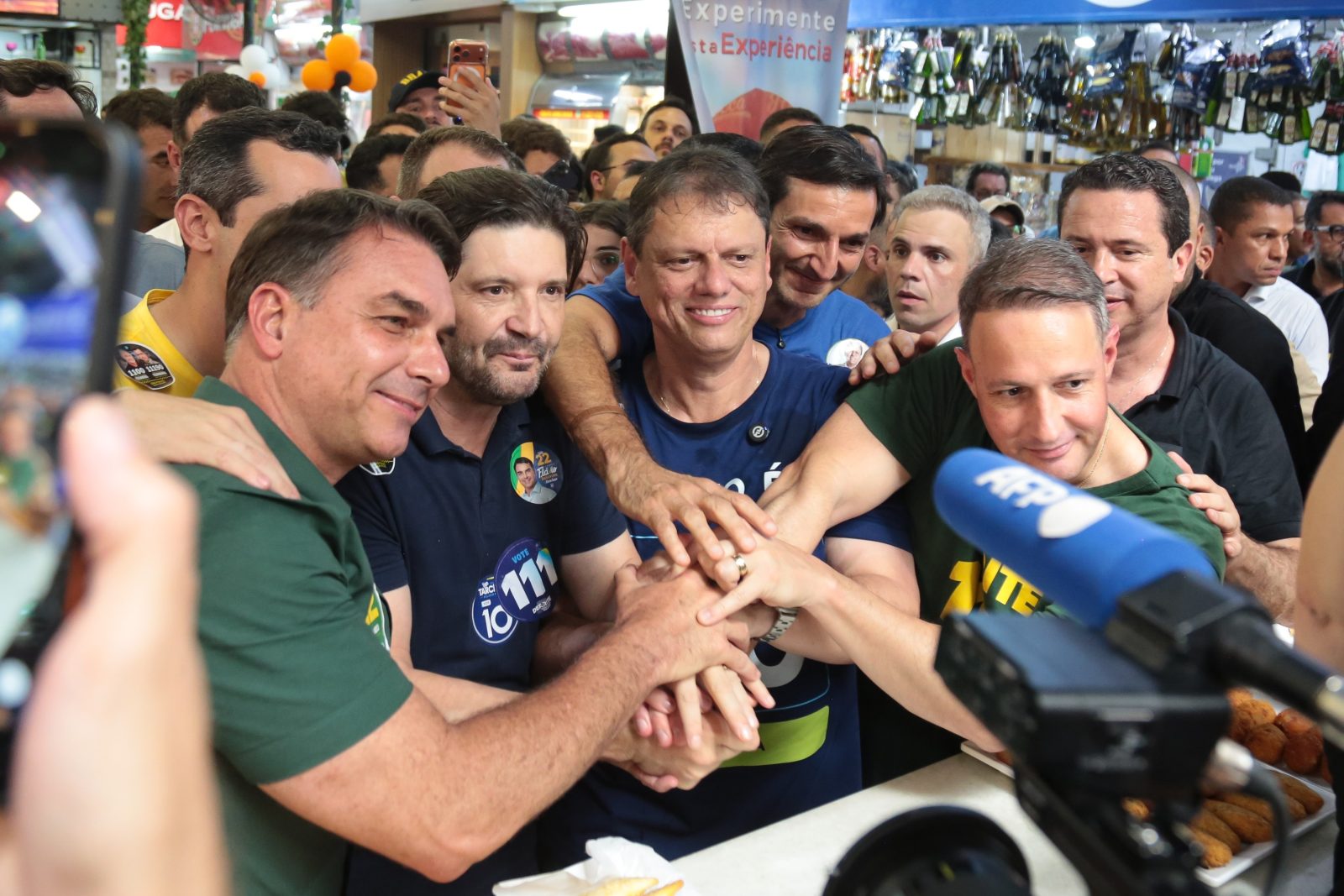 Flávio Bolsonaro em agenda em São Paulo ao lado do governador Tarcísio de Freitas