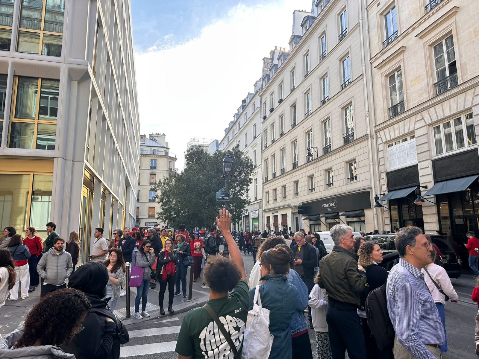 Brasileiros votam em Paris, na França, no primeiro turno das eleições de 2026