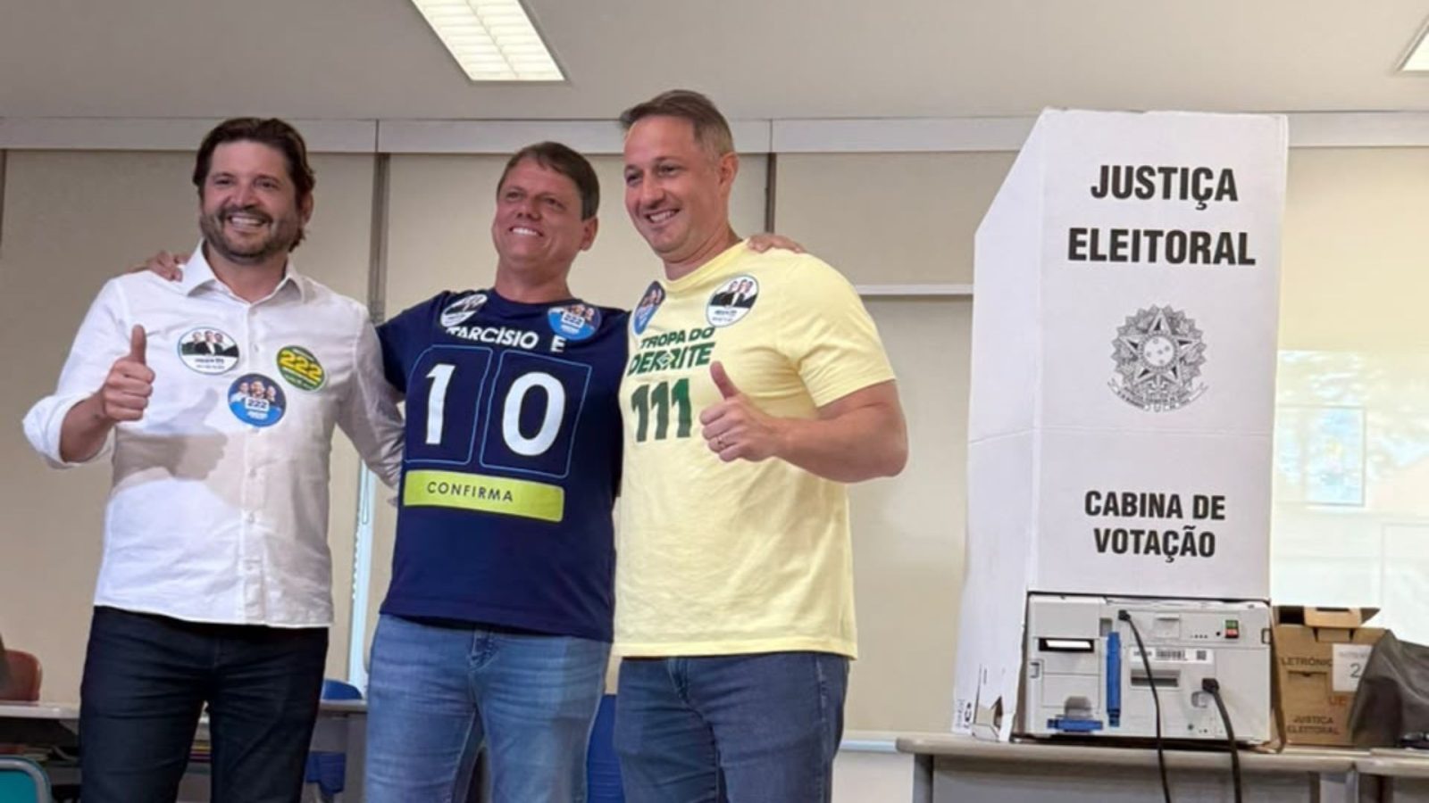 O candidato à reeleição ao governo de São Paulo, Tarcísio de Freitas, do Republicanos, votou na manhã deste domingo em uma escola na Zona Sul da capital
